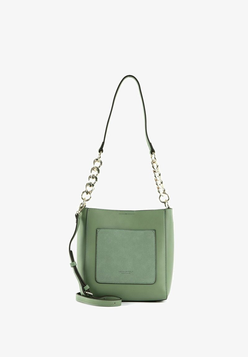 Sac à main en cuir vert avec poche avant, chaîne dorée et sangle d'épaule ajustable sur fond blanc.