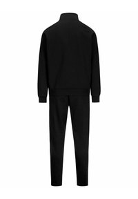 Tuta nera con colletto zip, caratterizzata da una texture liscia, silhouette aderente e polsini e cintura a coste per il massimo comfort.