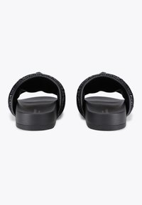 Infradito neri con suola spessa, caratterizzati da una parte superiore imbottita con texture arricciata. Design open-toe, forma minimalista e funzionale.