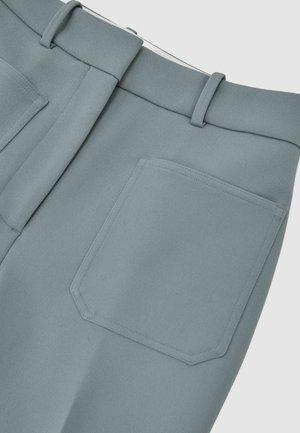 Lyseblå skræddersyede bukser med en struktureret tekstur, der har fladt frontstykke, bæltestropper og en enkelt påsyet lomme bagpå.