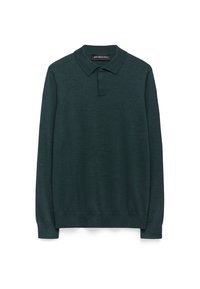 Dunkelgrüner Strickpullover mit Kragen, langen Ärmeln und einem dezenten Logo-Akzent auf der Brust. Weicher Stoff, taillierte Passform.