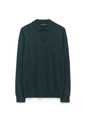 Mörkgrön stickad tröja med krage, långa ärmar och en diskret logotyp på bröstet. Mjuk textur, figursydd design.