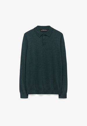 Mörkgrön stickad tröja med krage, långa ärmar och en diskret logotyp på bröstet. Mjuk textur, figursydd design.