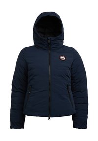 Giubbotto imbottito blu navy con cappuccio, dotato di una cerniera frontale, due tasche laterali con zip e un logo circolare sul lato sinistro del petto.