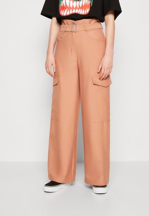 87Origins PAPER BAG TROUSERS - Pantalon cargo - coral
