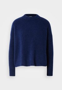 Marineblauer Strickpullover mit hohem Kragen, überschnittenen Schultern und langen Ärmeln. Weiche Textur mit einer entspannten, kastigen Passform. Keine Muster oder Akzente.