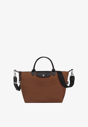 Braune Nylon-Tasche mit schwarzen Lederakzenten, stabilen oberen Griffen, einem abnehmbaren Schultergurt und einer Vordertasche. Details aus silbernem Metall.