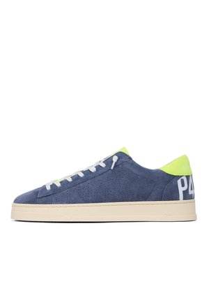 Baskets basses en daim bleu avec lacets blancs, col jaune néon, côté perforé, semelle beige et logo blanc "P448" au talon.