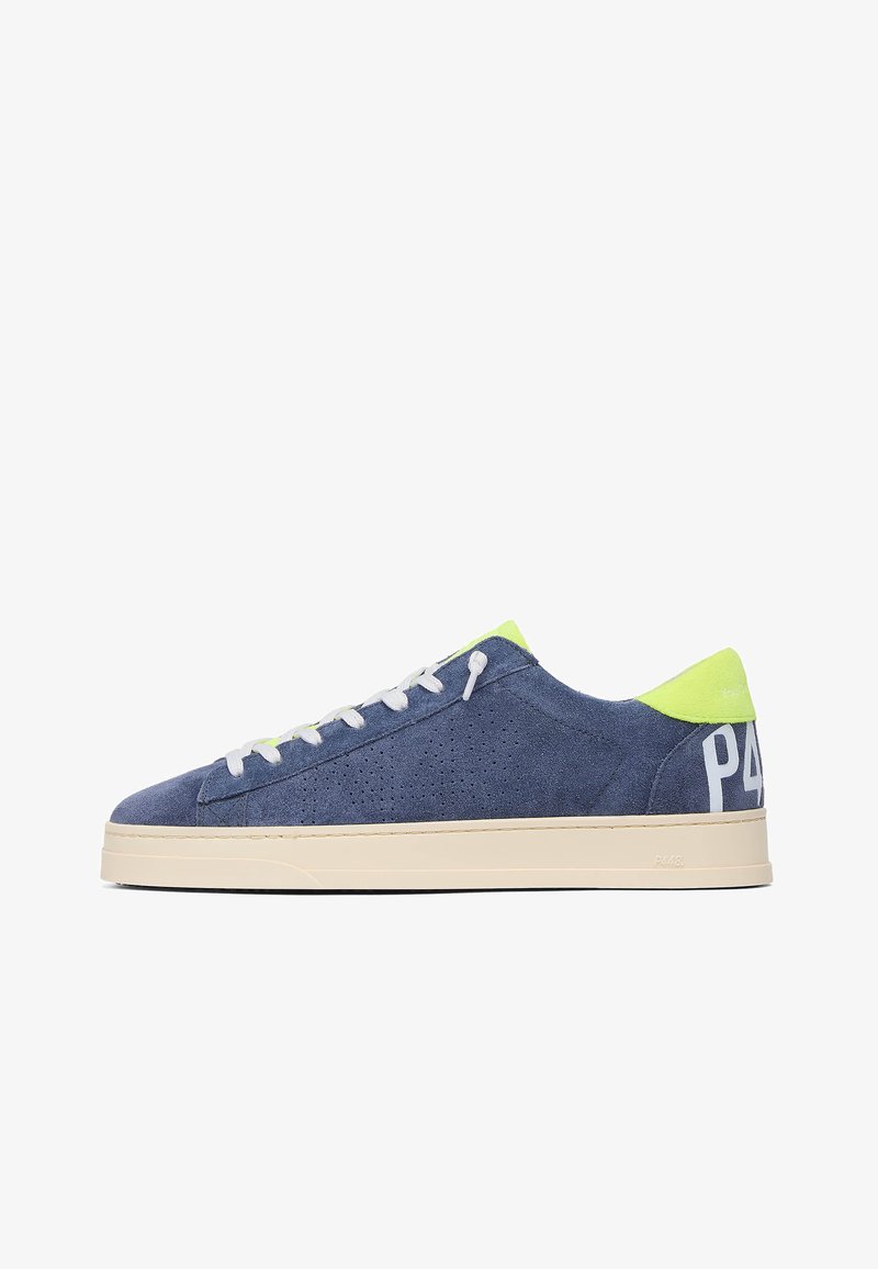 Baskets basses en daim bleu avec lacets blancs, col jaune néon, côté perforé, semelle beige et logo blanc "P448" au talon.