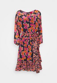 Vestido floral con un fondo negro y flores brillantes en tonos rosa y naranja, mangas largas, cintura ajustable y dobladillo con volantes.