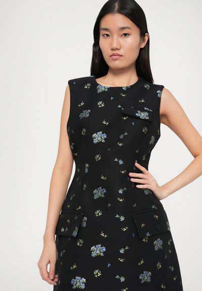 Ujjatlan fekete ruha kék és zöld virágmintával, két elülső zsebbel és struktúrált kialakítással.