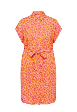 Krátké šaty na knoflíky s límečkem a páskem v pase, s výrazným oranžovo-růžovým leopardím vzorem.