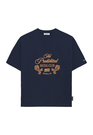 Tume sinine puuvillane t-särk lühikeste varrukatega, millel on kuldne graafiline teksti disain: "Keelatud Sotsiaalne Klubi" ja lõvid, all pool tekst "BERLIIN".
