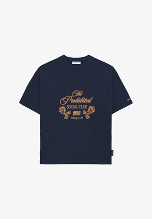 Tume sinine puuvillane t-särk lühikeste varrukatega, millel on kuldne graafiline teksti disain: "Keelatud Sotsiaalne Klubi" ja lõvid, all pool tekst "BERLIIN".