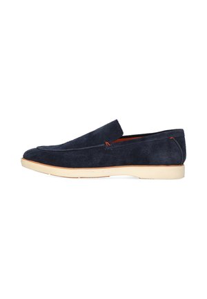 Mocasín slip-on azul marino de ante para hombre con suela blanca y detalles mínimos de costura naranja, vista lateral.