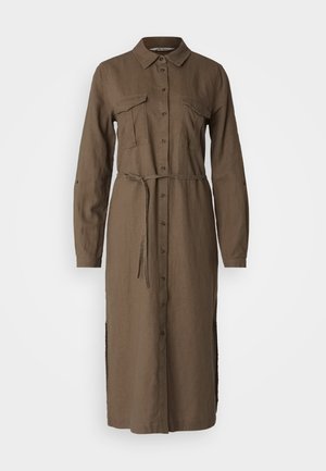 Pruun, pika varrukaga linane kleit nööpidega ees, kahe rinna taskuga, külgslitsidega ja sobiva vöödiga talje ümber.