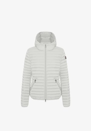 Bílá nafukovací bunda s kapucí, která má vodorovný prošívaný design, zapínání na zip vpředu a boční kapsy. Vyrobena z hladkého, lehkého materiálu.