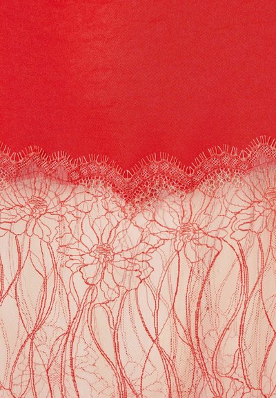 Tessuto rosso con bordo in pizzo smerlato nella parte inferiore, caratterizzato da motivi floreali e una texture a rete fine.