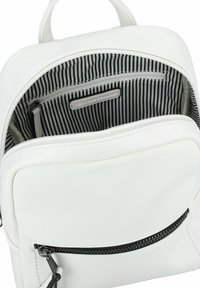 Sac à dos blanc en matériau synthétique texturé, compartiment principal zippé, doublure à rayures noires et blanches, et poche avant zippée.