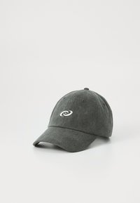 Mørkegrå bomulds-baseballcap med buet skygge, prydet med et hvidt svirl-logo og struktureret stof. Fem ventilationsøjer er til stede.