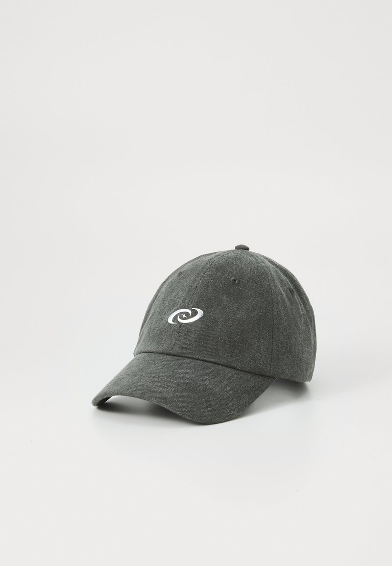 Mørkegrå bomulds-baseballcap med buet skygge, prydet med et hvidt svirl-logo og struktureret stof. Fem ventilationsøjer er til stede.