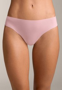 Roze bikinibroekje gemaakt van glad, rekbaar materiaal. Heeft een low-rise ontwerp met minimale bedekking en strakke randen.