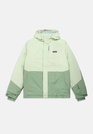 Hellgrüne und dunkelgrüne Jacke mit Kapuze. Besitzt ein zweifarbige Design, Druckknopfverschluss und eine Brusttasche mit Logo. Glatte Textur.