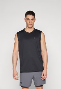 Sort ærmeløs atletisk skjorte lavet af glat stof, med en rund halsudskæring og et lille logo på brystet, parret med grå shorts.