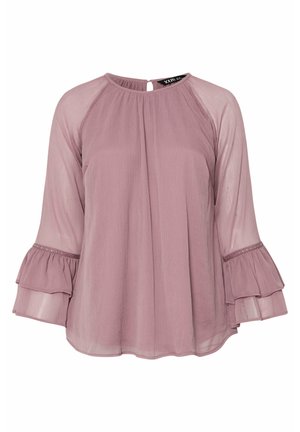 Blouse lilas avec des manches transparentes trois-quarts, ornée d'accents froncés et d'une fermeture en trou de serrure au dos. Tissu léger avec un fini texturé.