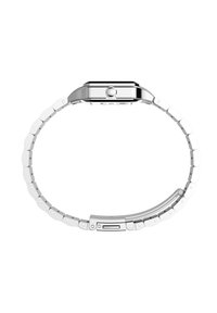 Sidabrinio metalo laikrodis ant riešo su stačiakampiu ciferblatu, susietu apyranke ir išryškintu karūnėle. Lygus paviršius ir minimalistinis dizainas be papildomų elementų.