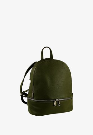 Kleine donkergroene leren rugzak met textuur en dubbele zilveren ritssluiting op het lagere vak en verstelbare schouderbanden.