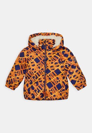 Gepolsterte Jacke mit Kapuze, ausgestattet mit einem orange-blauen geometrischen Muster, glatter Textur und einem weichen Fleecefutter für Komfort.