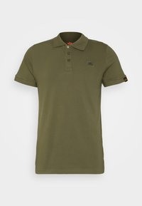 Olive zelená polo tričko vyrobené z mäkkej bavlny, s trojgombíkovou légou, krátkymi rukávmi a malou nášivkou loga na hrudníku.