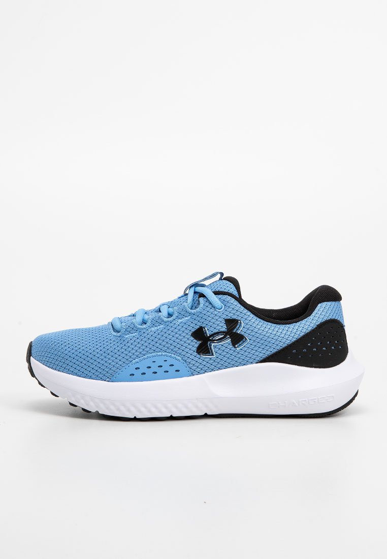 Scarpa sportiva blu con parte superiore in mesh traspirante, dettagli neri e suola intermedia bianca. Presenta dettagli testurizzati e design con lacci.