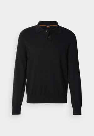 Musta pitkähihainen polo, jossa on kaulukset, kaksi nappia, joustavat hihansuut ja hillitty logo rinnassa. Pehmeä neulostekstuuri.