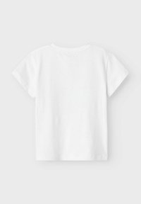 Vit kortärmad t-shirt i bomull, med rund hals och en slät textur utan synliga mönster eller detaljer.