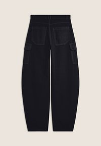 Mustat cargo-housut rentoa istuvuutta, joissa on suuret sivutaskut ja takataskut, valmistettu pehmeästä denimgkankaasta.