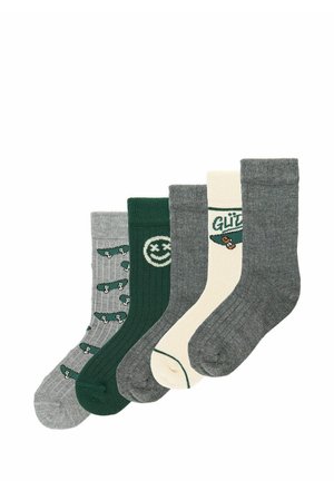 Cinco pares de calcetines acanalados en gris, verde oscuro, crema y diseños que incluyen monopatines y una cara sonriente.