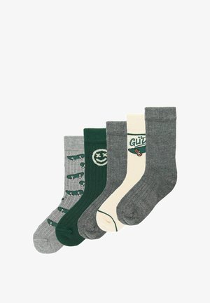 Cinco pares de calcetines acanalados en gris, verde oscuro, crema y diseños que incluyen monopatines y una cara sonriente.