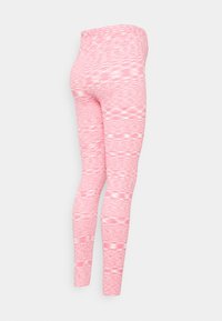 Leggings cor-de-rosa com um design texturizado e padronizado. O tecido apresenta vários tons de rosa claro e escuro, com uma cintura alta.