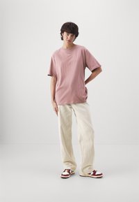 Nike Sportswear TEE - Basic póló - smokey mauve
