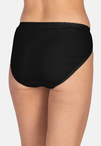 Schwarze Baumwollunterhose mit gewelltem Bund, glatter Textur und minimaler Naht. Einfaches Design, das hinten vollständige Abdeckung bietet.