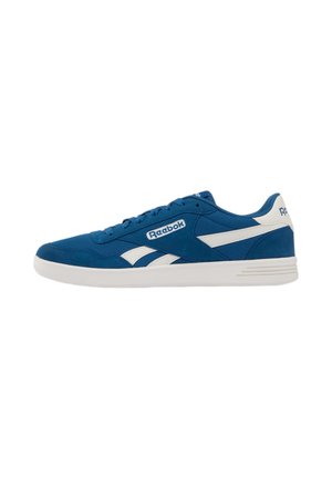 Sneaker Reebok bassa blu e bianca con chiusura frontale con lacci e suola bianca, mostrata di profilo su sfondo bianco.