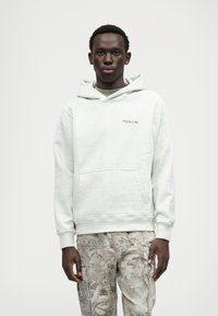 Hellgrau Kapuzenpullover mit Kängurutasche und gerippten Bündchen. Verfügt über ein kleines schwarzes Logo auf der Brust und einen weichen, strukturierten Stoff.