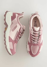 Rosa und lavendelfarbene Sportschuhe aus Wildleder und Mesh-Materialien, mit einer strukturierten Sohle, gemusterten Schnürsenkeln und einer Schlaufe an der Ferse.