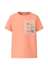 Camiseta de algodón coral de manga corta con un estampado que incluye texto y gráficos de palmeras, resaltando temas de California y Los Ángeles.