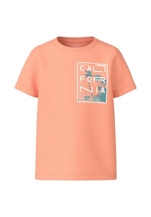 Camiseta de algodón coral de manga corta con un estampado que incluye texto y gráficos de palmeras, resaltando temas de California y Los Ángeles.
