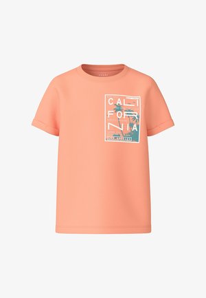 Camiseta de algodón coral de manga corta con un estampado que incluye texto y gráficos de palmeras, resaltando temas de California y Los Ángeles.