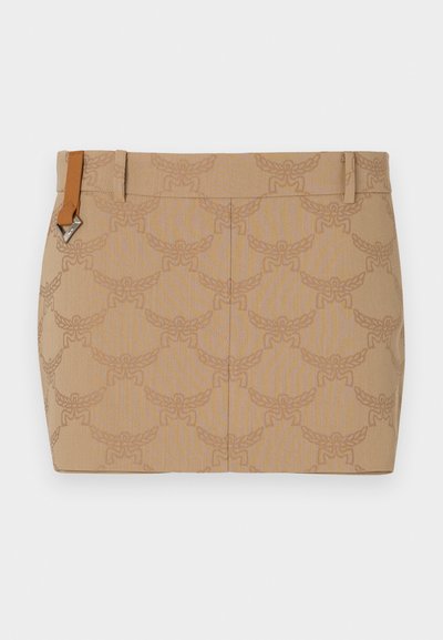 Beige hame, jossa on hienovarainen kohokuviointi tyylitellyillä siivillä. Sisältää ruskean nahka-akcentin vyötäröllä, jossa on hopeaosat.