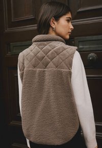 Next REGULAR FIT  - Waistcoat - khaki